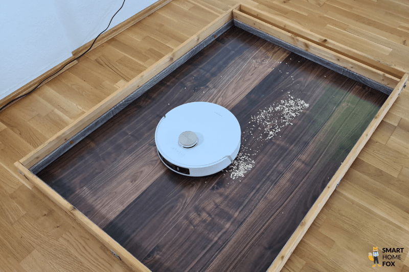 Der Dreame L20 Ultra saugt im Test Haferflocken auf einen Laminatboden.